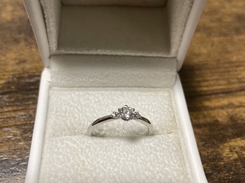 【AFFLUX(アフラックス)の口コミ】 指輪のデザインとしてはシンプルなものでダイヤの煌びやかさがとても際立…