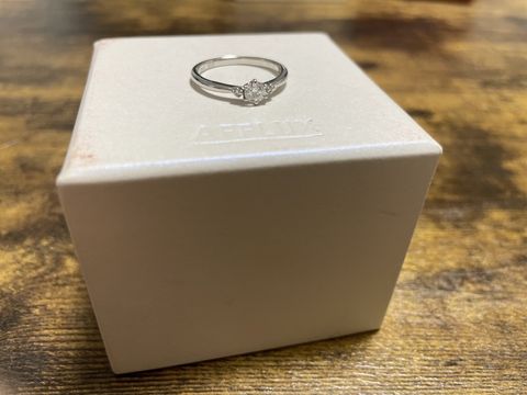 【AFFLUX(アフラックス)の口コミ】 ゼクシィの指輪特集を見ている時に一番気にいりました。店舗でいろいろな…