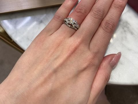 【カルティエ(Cartier)の口コミ】 リングはバレリーナと呼ばれ、中心のダイヤモンドを囲むようにサイドにも…