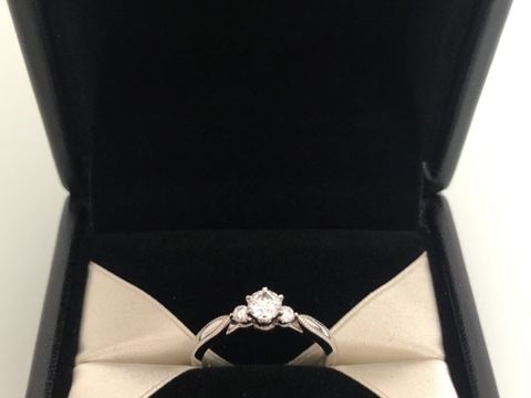 【エクセルコダイヤモンド(EXELCO DIAMOND)の口コミ】 最初は婚約指輪の必要性をあまり感じておらず特にこだわりもなかったので…