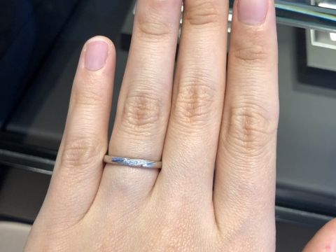【エクセルコダイヤモンド(EXELCO DIAMOND)の口コミ】 メレダイヤが斜めに入ったデザインの指輪を希望していたため候補に挙がり…