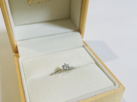 【ケイウノ ブライダル(K.UNO BRIDAL)の口コミ】 シンプルなデザインで、飽きがこなさそうなデザインがよかったのでこちら…