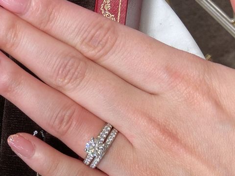 【カルティエ(Cartier)の口コミ】 エンゲージリングは中心のダイヤモンドが大きく輝き、サイドにもダイヤモ…