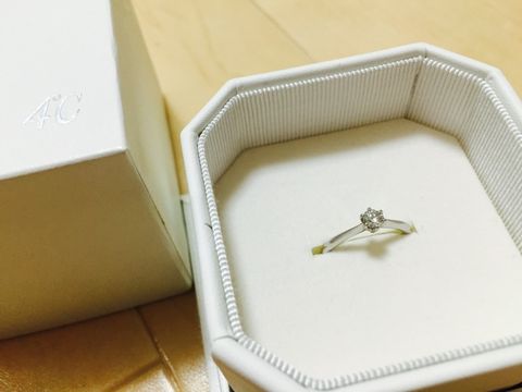 【4℃ BRIDAL(ヨンドシーブライダル)の口コミ】 石の中心に向かってリングラインが細くなっており、ふっくらしている自分…