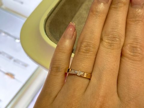 【ヴァン クリーフ＆アーペル(Van Cleef & Arpels)の口コミ】 キラキラと小さなダイヤが合わさってリボンを型どったようなデザインで、…