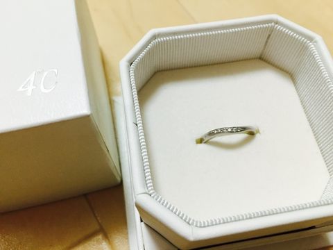 【4℃ BRIDAL(ヨンドシーブライダル)の口コミ】 リングに緩やかなウェーブがあり、指輪を付けると自分のふっくらした短い…