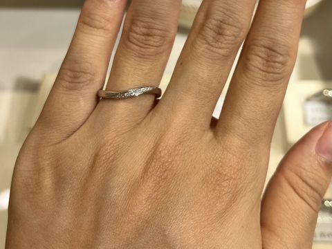 【TRECENTI(トレセンテ)の口コミ】 ウェーブの形で探していたため、とても好きなデザインでした。ペアのデザ…