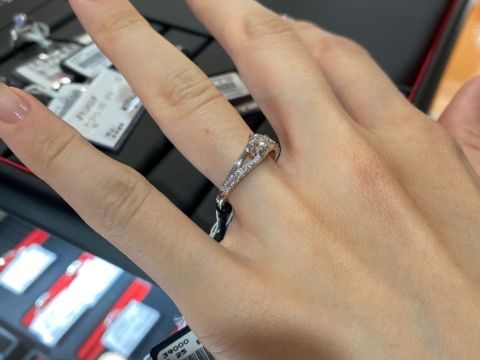 【ラザール ダイヤモンド【取扱店販売】の口コミ】 いい意味でザ婚約指輪という感じがなくて普段のお出かけから使えそうなデ…