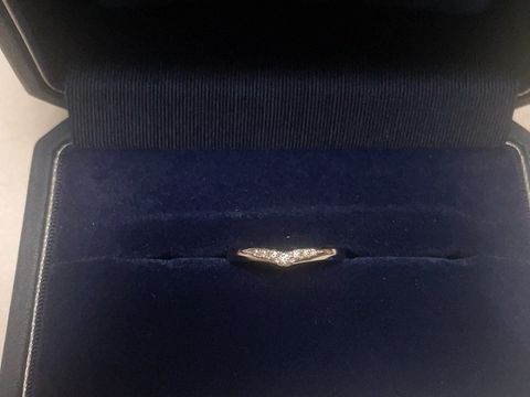 【銀座ダイヤモンドシライシの口コミ】 ゆるやかなVラインで婚約指輪との
重ねづけもとても相性がよく
こちらに決…