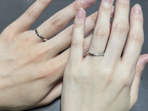 【俄(にわか)の口コミ】 とにかく婚約指輪との重ね付けが最高！
そして、ダイヤの着き具合・華やか…