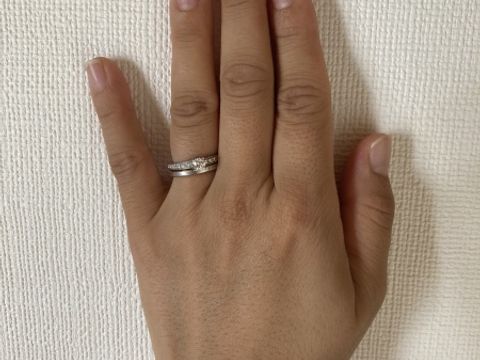 【ブシュロン(BOUCHERON)の口コミ】 そこまで大きくないダイヤモンドですが、周りにも小さなダイヤが敷きつめ…