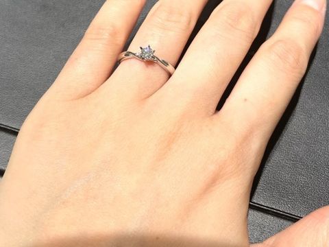 【ラザール ダイヤモンド(LAZARE DIAMOND)の口コミ】 シンプルな一粒ダイヤですが、ねじれたアームのデザインが個性的で目を引…
