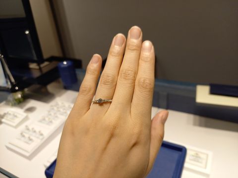 【銀座ダイヤモンドシライシの口コミ】 ネットで婚約指輪候補を探しているなかで、一番気に入っていた指輪でした…