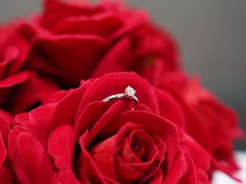 【ラザール ダイヤモンド(LAZARE DIAMOND)の口コミ】 ダイヤモンドの輝きが存分に生かされる、シンプルなデザインにしました。…