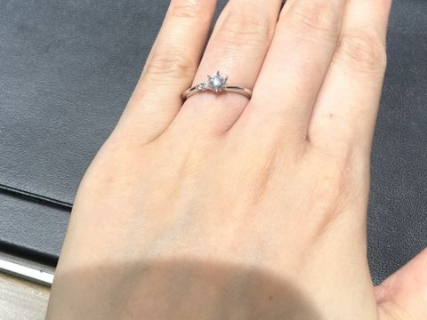 【ラザール ダイヤモンド(LAZARE DIAMOND)の口コミ】 アシンメトリーなデザインが珍しく、特徴的でした。サイドにメレダイヤが…