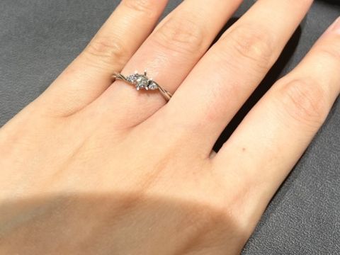 【ラザール ダイヤモンド(LAZARE DIAMOND)の口コミ】 サイドメレにひねりのあるデザインの、ウェーブタイプのリングです。一見…