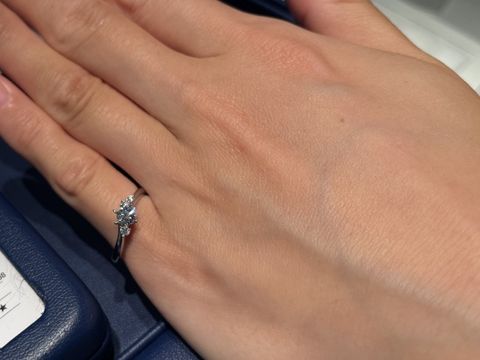 【銀座ダイヤモンドシライシの口コミ】 エレガントで優雅な雰囲気がでるデザインを中心に試着しました。ダイヤモ…