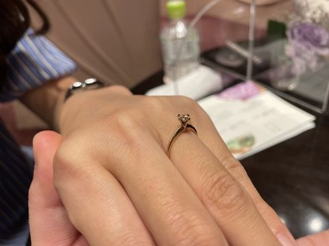 【4℃ BRIDAL(ヨンドシーブライダル)の口コミ】 ダイヤが際立つような設計になっており、円錐のとがった部分まで隠れない…