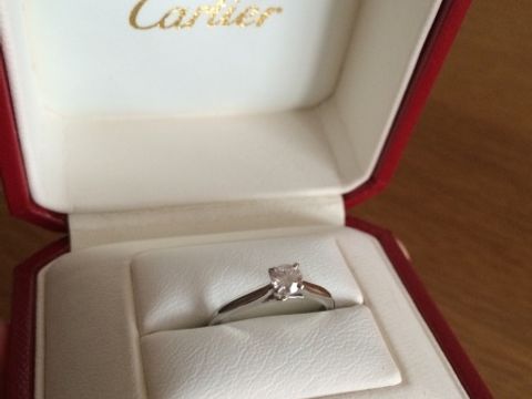 【カルティエ(Cartier)の口コミ】 あまり派手なのは好みでないのと、いろんなシーンで利用できるシンプルで…