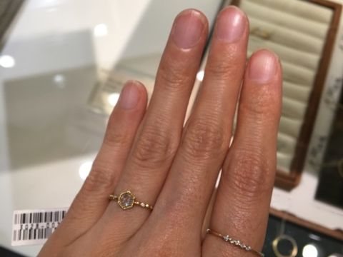 【ヒーミー(himie)の口コミ】 とにかくデザインが可愛かったです。
アームが小さな玉が連なってできてい…