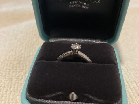【ティファニー(Tiffany & Co.)の口コミ】 指輪のデザインは、シンプルなデザインです。台座有りのダイアモンドリン…
