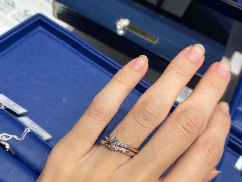 【銀座ダイヤモンドシライシの口コミ】 ダイヤモンドが埋め込みと爪どめの中間のような留め方をしているそうで、…