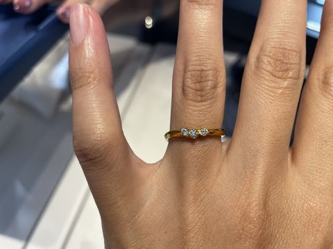 【銀座ダイヤモンドシライシの口コミ】 タテヅメでダイヤがついているのがかわいくて、かなり惹かれました。しか…