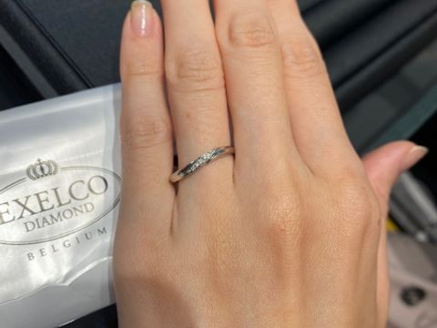 【エクセルコダイヤモンド(EXELCO DIAMOND)の口コミ】 エンゲージとセットでつけられるもので試着していました。ねじれのあるデ…