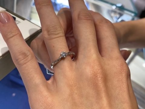 【ROYAL ASSCHER(ロイヤル・アッシャー)の口コミ】 ダイヤモンドの輝きが特徴的でした。ダイヤモンドが白いとは聞いていまし…