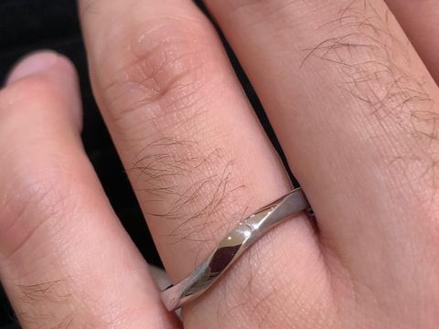 【TRECENTI(トレセンテ)の口コミ】 新郎新婦、どちらもウェーブ型のプラチナの指輪を選びました。内甲丸とい…