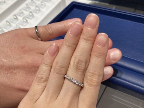 【銀座ダイヤモンドシライシの口コミ】 女性用が347500円、男性用が143000円でした。ハーフエタニティで表面はキ…