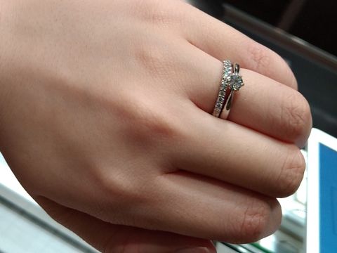 【アイプリモ(I-PRIMO)の口コミ】 結婚指輪と同じブランドで探していました。重ね付けしたかってのでダイヤ…