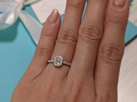 【ティファニー(Tiffany & Co.)の口コミ】 一般的な一粒ダイヤより少し個性的なデザインで、大きくて指が長い自分の…