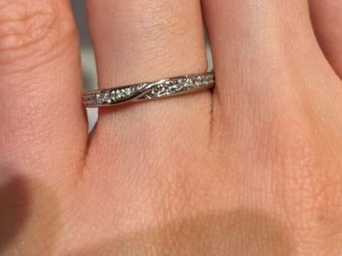 【銀座ダイヤモンドシライシの口コミ】 プラチナ素材でメレのダイヤモンドがちりばめられており、普段の結婚指輪…