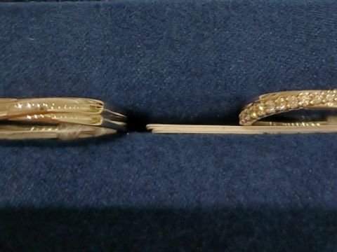 【4℃ BRIDAL(ヨンドシーブライダル)の口コミ】 ハーフエタニティがエレガントでいいなと思っていた中で、少しクロスがか…