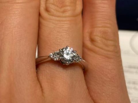 【BIJOUPIKO(ビジュピコ)の口コミ】 婚約指輪なので、やはり真ん中の一粒ダイヤモンドが大きいと素敵に見える…