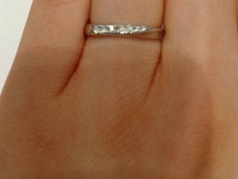 【アイプリモ(I-PRIMO)の口コミ】 プラチナの上質な感じと少し大きめのメレのダイヤモンドが半分ほど入って…