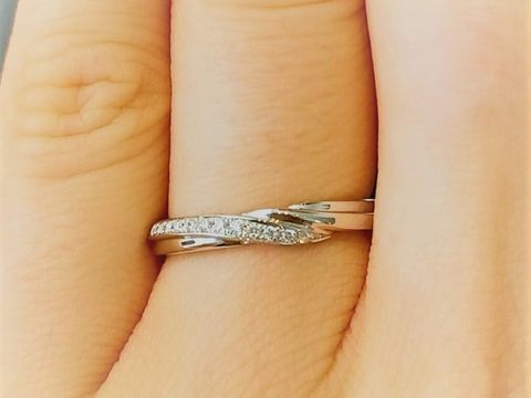 【エクセルコダイヤモンド(EXELCO DIAMOND)の口コミ】 あまり見たことがない独自のデザインで、メレのダイヤモンドもほどよく入…