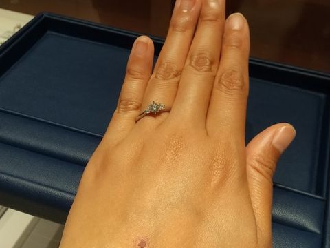 【銀座ダイヤモンドシライシの口コミ】 国内の老舗ブランドということで、指輪(台座)のデザインは非常に多い。
市…