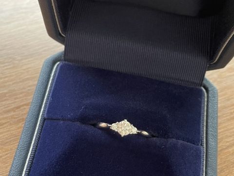 【銀座ダイヤモンドシライシの口コミ】 店頭に置かれている指輪もたくさんあり、デザインも迷いましたが、横に小…