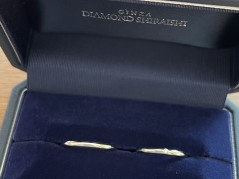 【銀座ダイヤモンドシライシの口コミ】 プラチナ素材で、長く愛せるシンプルなデザインを選びました。指輪の太さ…