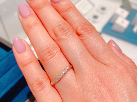 【4℃ BRIDAL(ヨンドシーブライダル)の口コミ】 リングがウェーブしているので、指がとても綺麗に見える指輪でした。
ダイ…
