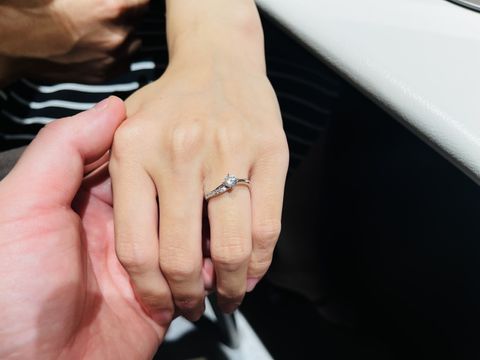 【ケイウノ ブライダル(K.UNO BRIDAL)の口コミ】 ダイヤが綺麗に見えるような土台の設計になっており、爪を小さくしたり、…