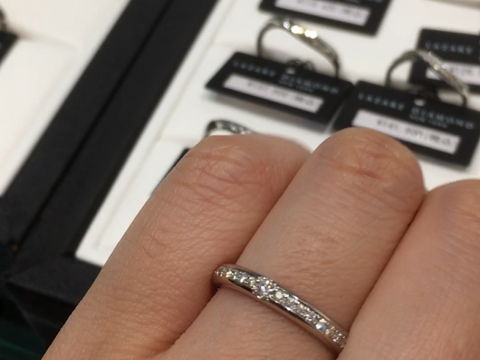 【ラザール ダイヤモンド(LAZARE DIAMOND)の口コミ】 ダイヤの煌めきが素晴らしいです。真ん中の少し大きなダイヤがポイントに…