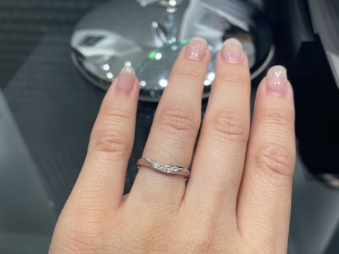 【ラザール ダイヤモンド(LAZARE DIAMOND)の口コミ】 ゆるやかなＵ字ラインのマリッジリングで、レディースには大きさの異なる…