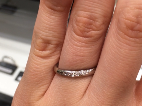 【ラザール ダイヤモンド(LAZARE DIAMOND)の口コミ】 斜めにメレダイヤが入っているデザインが素敵です。鍛造リングなので強度…