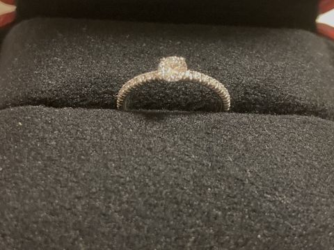 【カルティエ(Cartier)の口コミ】 リングの部分にもダイヤがあり、キラキラとダイヤの光が指輪全体から感じ…