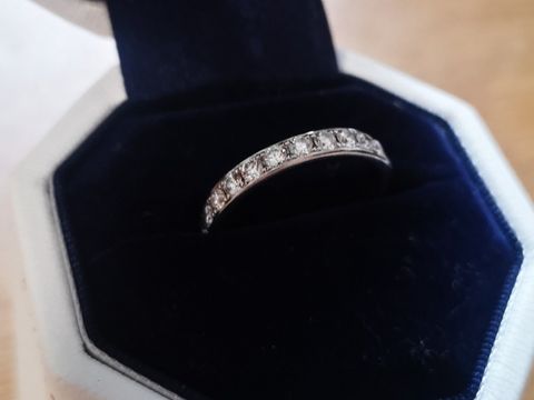 【Ponte Vecchio(ポンテヴェキオ)の口コミ】 エタニティリングで探していました。
このリングは太さが2.9 mmあり、長く…