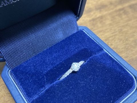 【銀座ダイヤモンドシライシの口コミ】 指輪、ダイヤモンドに関して全く無知だったため、多く試着しました。試着…
