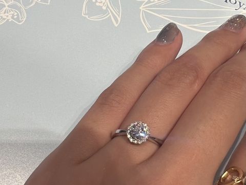 【ヴァンドーム青山(VENDOME AOYAMA)の口コミ】 大きなダイヤモンドを小さなダイヤモンドでぐるっと取り巻いたデザイン。
…